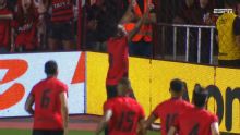 Gol do Atlético-GO! Klebert cobra falta, bola passa por todo mundo e vai para o fundo das redes