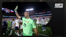 El Dibu celebra juntoa a su familia en el campo de juego