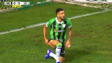 INACREDITÁVEL! Paulo Victor se estica na área, mas perde gol cara a cara em América-MG x Londrina; VEJA