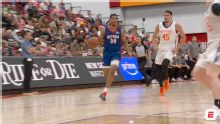 Jaden Henley convierte la canasta y recibe la falta.
