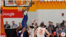 Brice Williams se eleva y hace un gran tapón.
