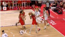 Jaden Bradley anota la canasta y recibe la falta.