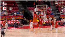 Jalen Slawson sacude el aro con una clavada.