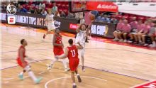 Jaden Bradley roba el balón y lo convierte una canasta.