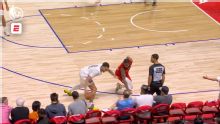 Jalen Slawson sacude el aro con una clavada potente.