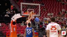 Oscar Cluff se eleva para una clavada tras alley-oop.