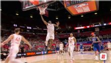 Michael Foster Jr. se eleva para hacer una clavada de alley-oop contra los Philadelphia 76ers.