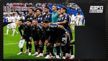 El saludo de los jugadores a Tevez, Ruggeri y al equipo de ESPN