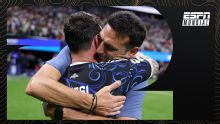 El abrazo del alma: emotivo momento entre Messi y Scaloni post partido