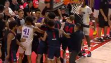 Se calentaron los ánimos en el Clippers vs. Lakers
