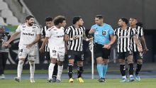 Alerta de polêmica! Barreal chuta com Léo Linck no chão e faz gol de empate do santos