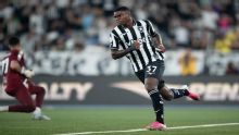 Que lambança! Gabriel Brazão e Luan Peres 'batem cabeça' e Kadir marca o gol da vitória do Botafogo contra o Santos