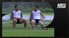 Messi y Paredes, relajados luego del triunfo ante Inglaterra