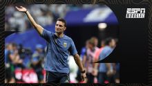 Saludo respetuoso de los jugadores ingleses a Scaloni y Tevez