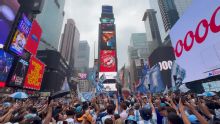 ¡Banderazo argentino! Times Square se tiñó de celeste y blanco