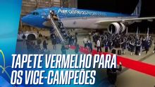 Seleção Argentina é recebida com tapete vermelho no desembarque em Buenos Aires; VEJA