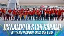 Desembarque dos campeões! Delegação da Espanha chega em casa e exibe taça da Copa do Mundo