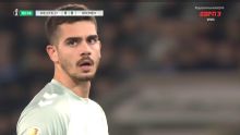 Werder Bremen pressiona a saída do Bielefeld e rouba a bola, mas André Silva chute de longe, por cima do gol