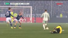 Árbitro leva 'trança pé' na Copa da Alemanha, desaba no gramado e fica com o uniforme todo sujo