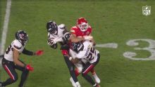 ¡Error de Travis Kelce! Intercepción y fuerte golpe