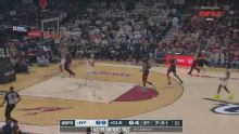 Aula de contra-ataque! Anunoby dá passe absurdo, e Bridges crava contra os Cavs; VEJA
