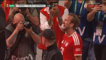 HAT-TRICK DE KANE! Atacante converte pênalti, faz o 3° do Bayern de Munique, e chega ao gol de número 61 na temporada