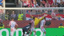 ¡Impactante atajada de Livakovic para evitar el gol de Panamá!