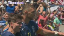 Dzeko le pegó, tocó en Al Brake y se metió: 2-0 de Bosnia