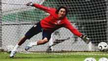 ¿Guillermo Ochoa debe jugar para hacer historia?