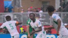 ¡La colgó del ángulo! Golazo de Pape Gueye para el 3-0 de Senegal