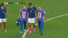Siguen las malas noticias para Francia: Saliba se lesionó y abandonó el partido