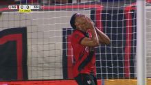 Defesaça do Luan Polli! Léo Jacó pega de primeira, mas o goleiro do Athletic faz boa defesa