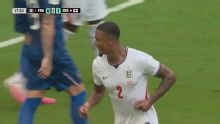 Konsa ganó de arriba y estiró la ventaja ante Francia