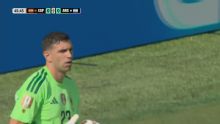 Dibu se quedó con la primera pelota del segundo tiempo