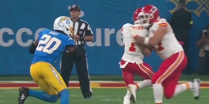 Xavier Worthy collides with Travis Kelce, exits game