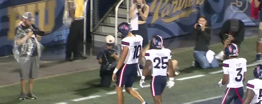 Caden Veltkamp crosses goal line for 10-yard rushing touchdown