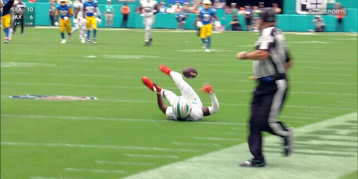Jaylen Waddle makes ridiculous juggling catch for Miami