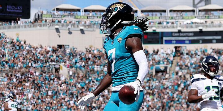 Brian Thomas Jr. walks into end zone for Jags' first TD