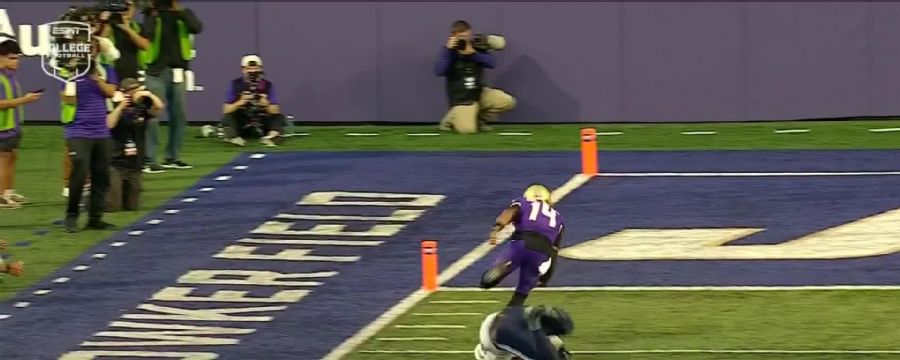 Alonza Barnett rushes in for 8-yard rushing touchdown