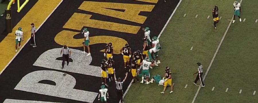 Dominic Knicely rushes in for 1-yard rushing touchdown