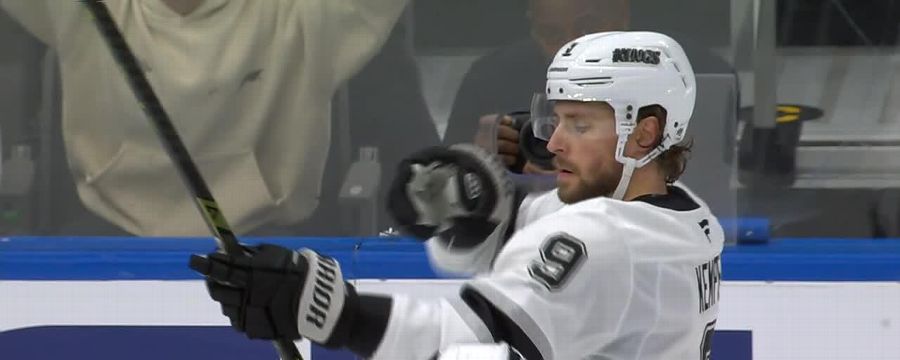 Jordan Binnington makes beautiful save