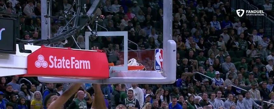 Giannis Antetokounmpo throws down powerful jam vs. Washington Wizards