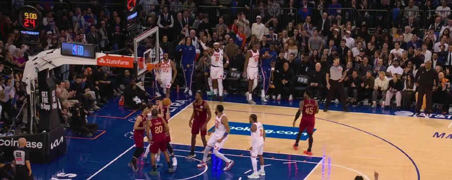 KAT jukes out defender and Knicks bench loves it