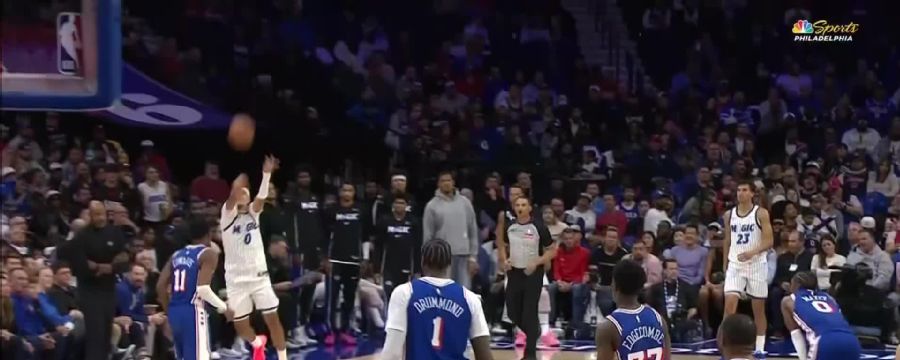 Anthony Black drills a 63-foot shot to beat 3rd-quarter buzzer