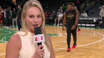 Katie George interrupts Donovan Mitchell's pregame warmup for injury update