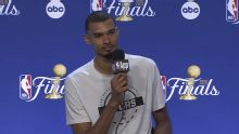 Wemby surprised by fan who attempted selfie with him on court