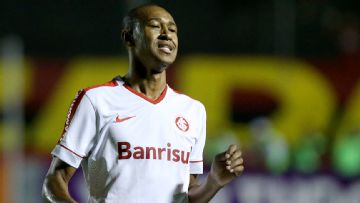 Internacional's Fabricio suspended for swearing at own supporters