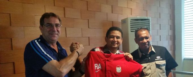 Sylvano Comvalius snubs Felda United to sign with Thailand's Suphanburi