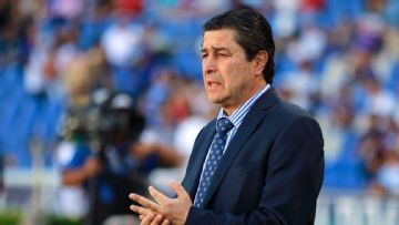 Chivas coach Luis Fernando Tena positive for COVID-19; team will travel to face Club America
