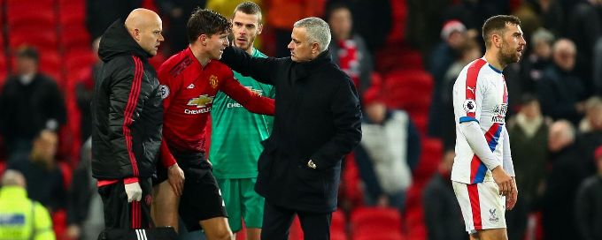 Manchester United's Victor Lindelof (thigh) expected to miss a month